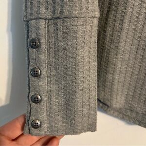 Cha Sor Gray Long Sleeve Waffle Knit Top Size Small Metal Buttons on Cuff